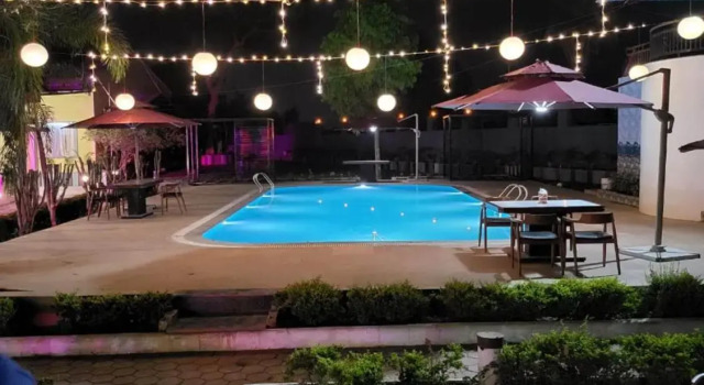 TGI Insignia Resort and Villas, Varaa Lomakeskus Hotellit New Delhi uima-altaalla, Uima-allas