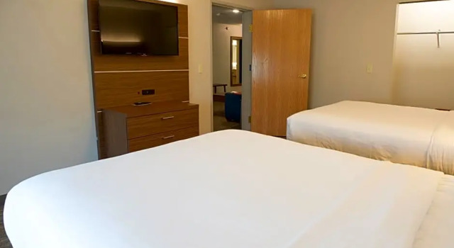 Семейный люкс Holiday Inn Express Hotel & Suites Elkhart-South by IHG