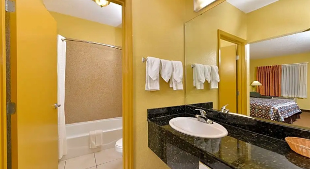 Четырёхместный номер Standard Americas Best Value Inn Starke
