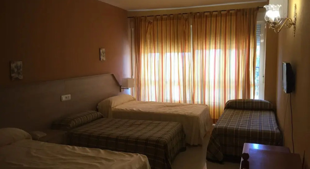 Четырёхместный номер Standard с балконом Hotel Manzanares