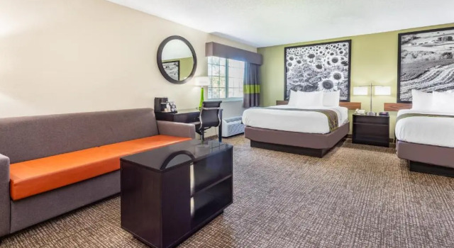 Люкс Deluxe Emmetsburg Hotel & Suites