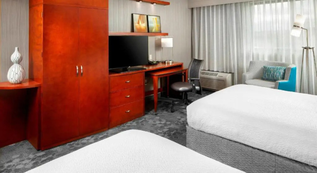 Четырёхместный номер Standard Courtyard by Marriott San Antonio Six Flags at The RIM