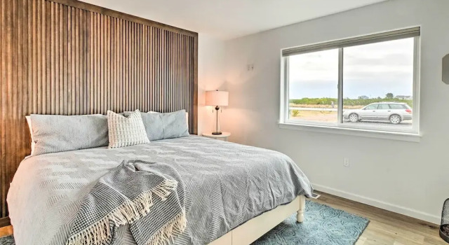 Modern Ocean Shores Getaway with Dock, Забронировать Дом для отпуска Оушен-Шорс штат Вашингтон