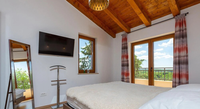 Amazing Home in Vizinada With 3 Bedrooms, Wifi and Outdoor Swimming Pool, Rezerwuj Hotel Hotele w Crklada z basenem, Basen