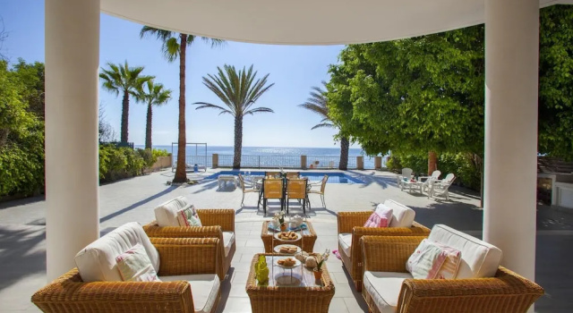 Sunset Beachfront Villa Meneou, Boek Villa Meneou Larnaca