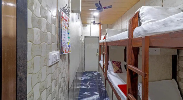 Кровать в общем номере Capital Guest House