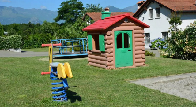 Residence Girasole Casa Rossa A, Book Hotel Hotels in Como with a Pool, Swimming Pool