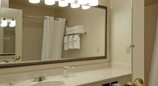 Двухместный люкс Country Inn & Suites by Radisson, Davenport - Quad Cities