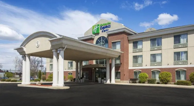 Кровать в общем номере Sleep Inn & Suites Kalamazoo East