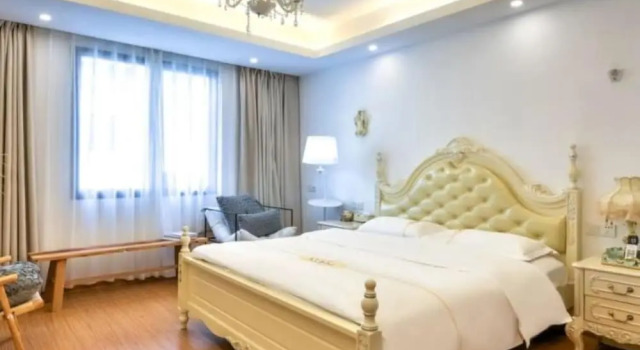 Номер Luxury Brother Commercial Hotel