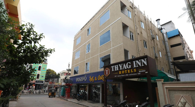 Capital O 7884 Hotel Thyag Inn, Rezerwuj Hotel Hotele w Andhra Pradesh z parkingiem, Parking