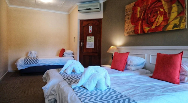 Трёхместный номер Standard с балконом Elephant Lake Hotel