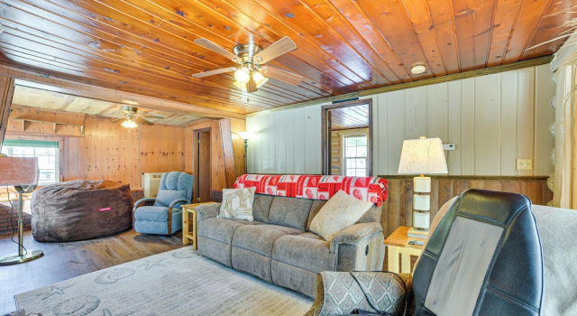 Rifle Lake Cabin! Michigan Outdoor Adventure Pad, Boek Hotel Hotels in Lupton met parkeren, Parkeren