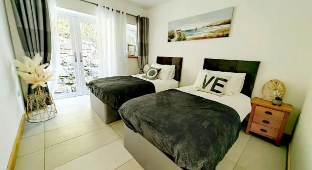 4 Bed Villa Sleeps 8 -private Terrace-free Parking, Book Villa 4-stjernede hoteller i Par, 4*
