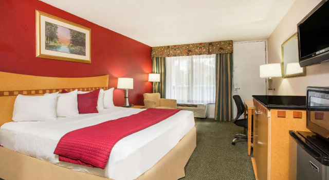 Двухместный номер Standard Ramada by Wyndham & Suites Warner Robins