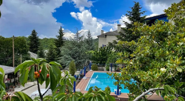 Четырёхместный номер Standard с видом на горы Zarkada Archontiko Hotel