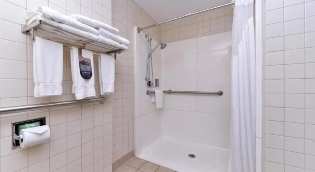 Двухместный люкс c 1 комнатой с балконом Holiday Inn Express Breezewood by IHG