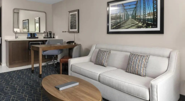 Четырёхместный люкс с 2 комнатами Embassy Suites By Hilton Grand Rapids Downtown