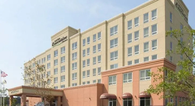 Кровать в общем номере Hotel Executive Suites