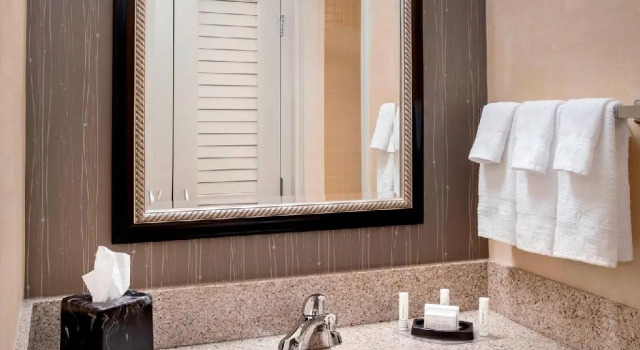 Четырёхместный номер Standard Courtyard By Marriott Hartford Windsor Airport