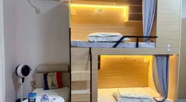 Кровать в общем номере (мужской номер) с балконом и с видом на море OrangeSea Seaview Youth Hostel