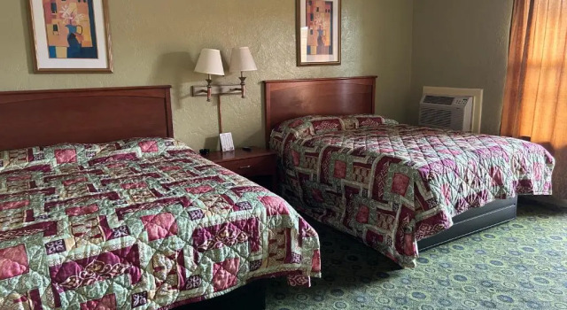 Четырёхместный номер Standard Sunshine Inn of Daytona Beach