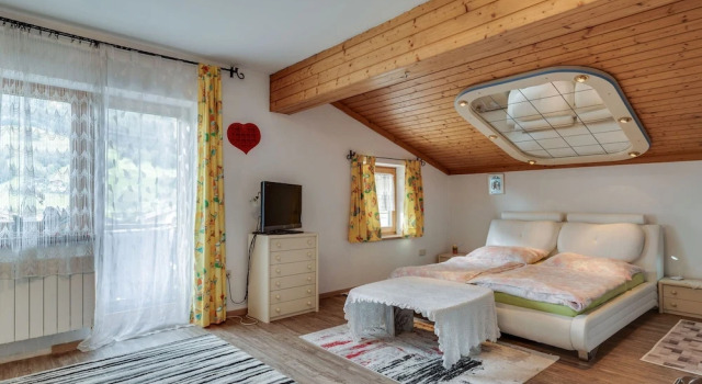 Cosy Chalet in Bramberg am Wildkogel With Fireplace, Rezerwuj Chalet Hotele w Salzburg z parkingiem, Parking