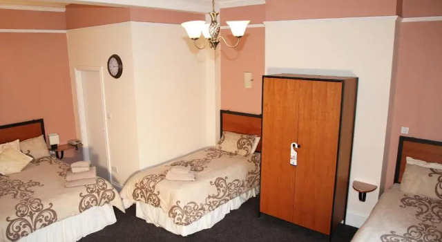 Четырёхместный семейный номер Standard Deincourt Hotel