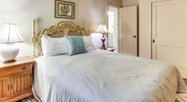 Brevard Chalet w/ Stunning Blue Ridge Mtn Views!, Забронировать Шале Отели Бревэрд 3 звезды, 3*
