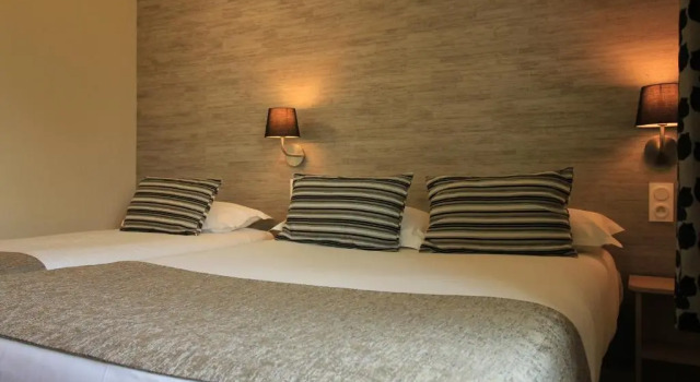 Трёхместный номер Standard Logis Hôtel Lodge La Valette