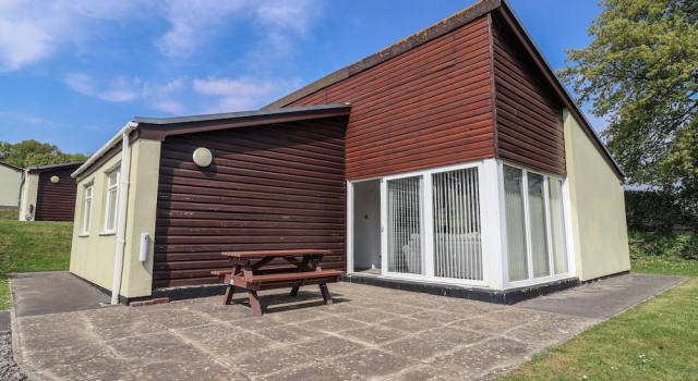 Harcombe House Accessible Pet Free Bungalow Sleeps 6, Book Hotel Chudleigh Devon