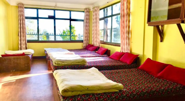 Кровать в общем номере Hotel New Dragon