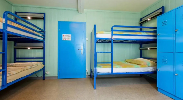 Кровать в общем номере Happy Inn Lodge