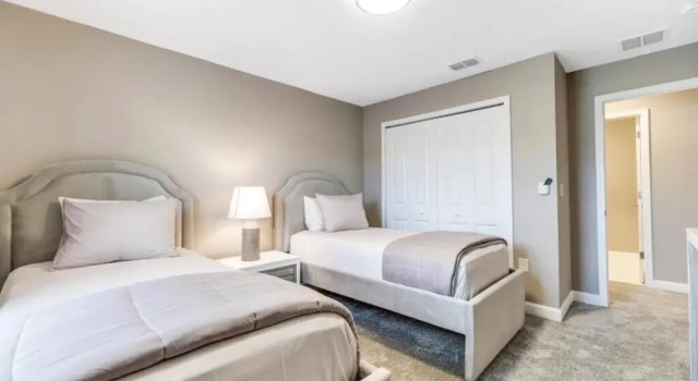 Gorgeous 4 Bd Close to Disney w/ Pool @ Storey Lake Resort 4243, Забронировать Курортный отель Курортные отели Киссимми, рядом с Региональный парк Shingle Creek, Курортный отель