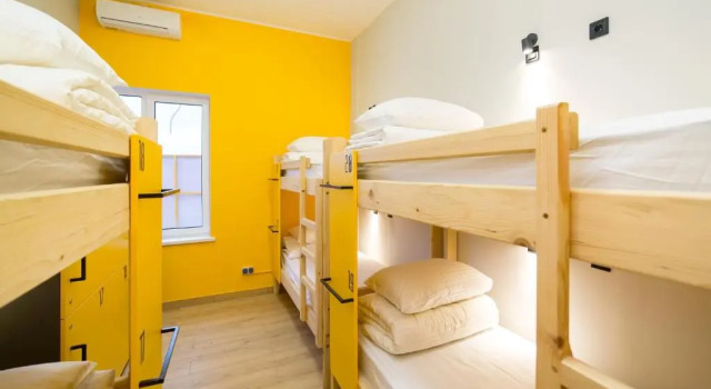 Кровать в общем номере HOTEL Bee Station