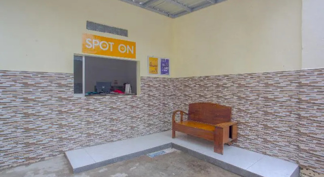 SPOT ON 3119 Hotel Kurnia, Prenota Hotel Sluke Central Java