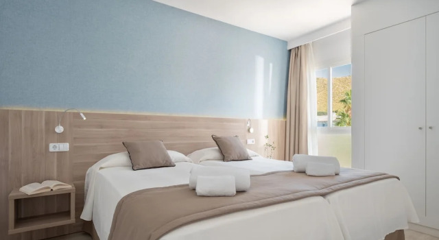 Люкс с балконом Puerto Azul Suite Hotel