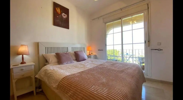 3 bedroom home with amazing views & outdoor spaces, Забронировать Отель Отели в центре Манилва, в центре