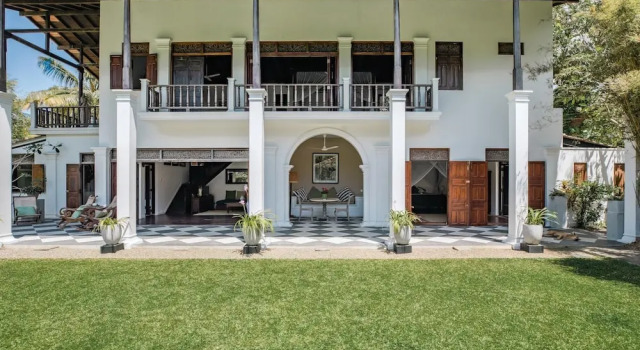 Lovely Lakeside Villa With Large Pool Poolside Dining, Забронировать Вилла Отели Каталува с завтраком, Завтраки