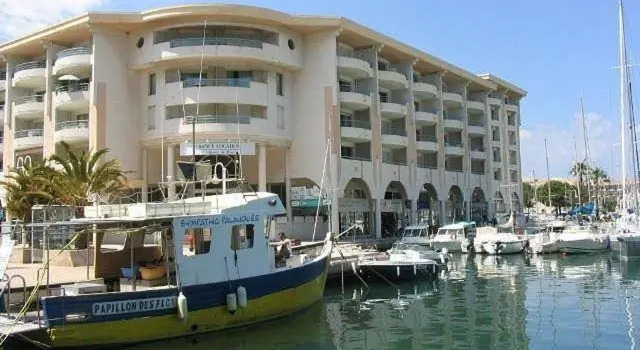 Résidence du Port - Borghese, Book Hotel Hoteller i Frejus med parkering, Parkering