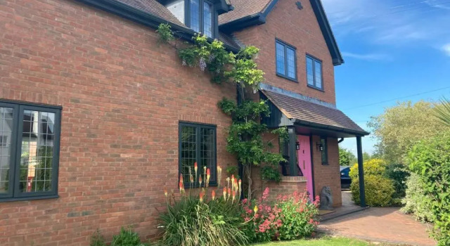 Hip & Stylish House, edge of The Cotswolds, Забронировать Отель Отели Уорикшир с парковкой, Парковка