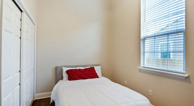 Historic Algiers Point 3 Minutes To Downtown 3 Bedroom Duplex by Redawning, Забронировать Дом для отпуска Виллы Луизиана, Вилла