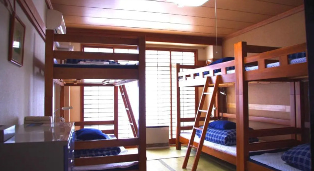Кровать в общем номере K's House Mt.Fuji