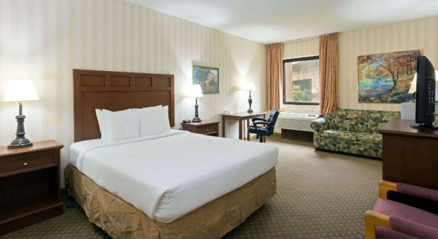 Двухместный номер Mobility Accessible Days Inn & Suites by Wyndham Northwest Indianapolis