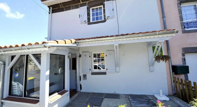 House With 2 Bedrooms in Volvic, With Furnished Terrace and Wifi, Забронировать Отель Вольвик Auvergne Volcanoes, рядом с Château de Tournoël