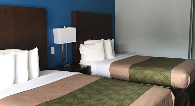 Четырёхместный номер Standard с балконом Econo Lodge Inn & Suites Virginia Beach - Norfolk