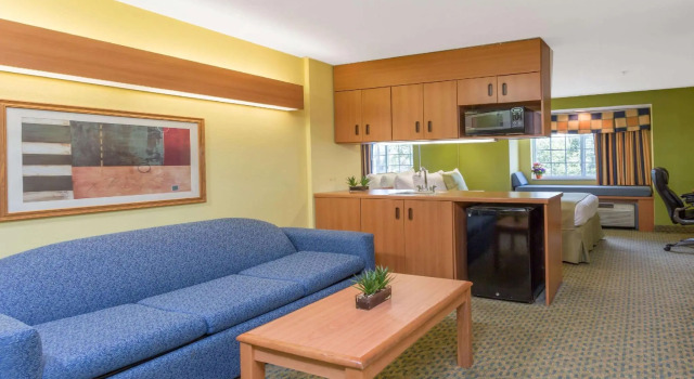 Двухместный люкс Microtel Inn & Suites by Wyndham Kingsland Naval Base I-95
