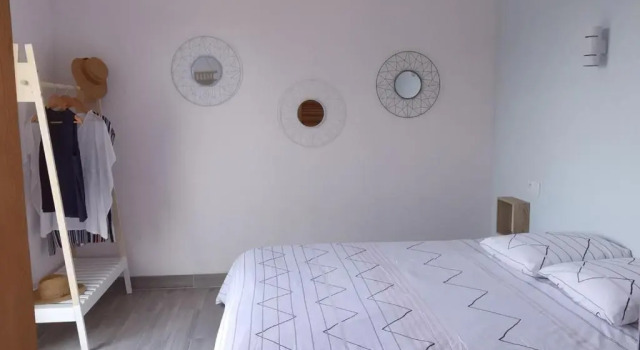 Коттедж c 1 комнатой Large friendly and bright villa with pool