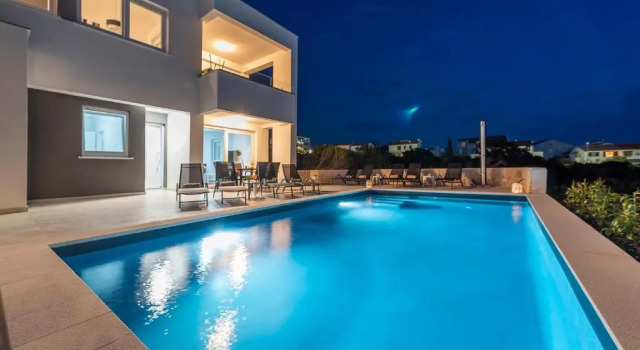 Апартаменты Villa Adria 4 luxury apartment with a pool