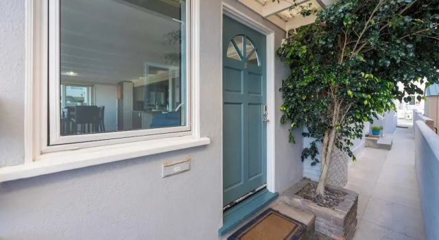 Coastal Bayside Condo Walkable to Sand & Surf, Забронировать Дом для отпуска Ньюпорт-Бич Beach Cities Orange County, рядом с Upper Newport Bay Regional Park